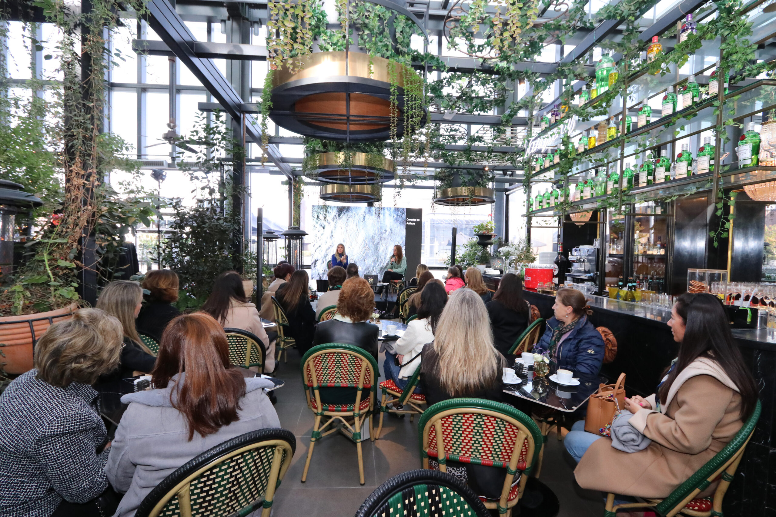 Clientes disfrutando de un desayuno exclusivo en un ambiente elegante.