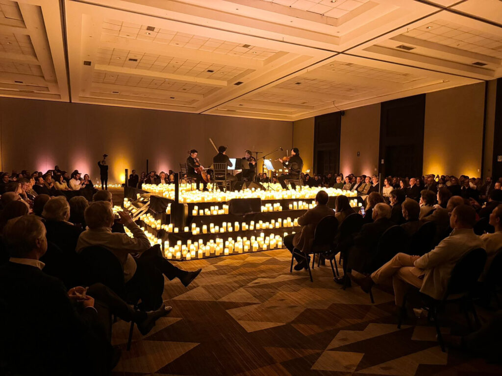 Concierto Candlelight en el Metropolitan de Santiago con velas iluminando el escenario.